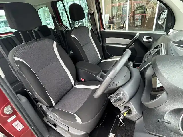 ルノー カングー ペイサージュ 福岡県 2016(平28)年 6.2万km 赤 社外メモリナビ/Ｂｌｕｅｔｏｏｔｈ　/ＣＤ／ＤＶＤ　/フロントフォグランプ/リアフォグランプ　/ハロゲンライト/トノカバー　/オートエアコン/純正ドアバイザー　/電動格納ミラー　/ドライブレコーダー　/ＥＴＣ