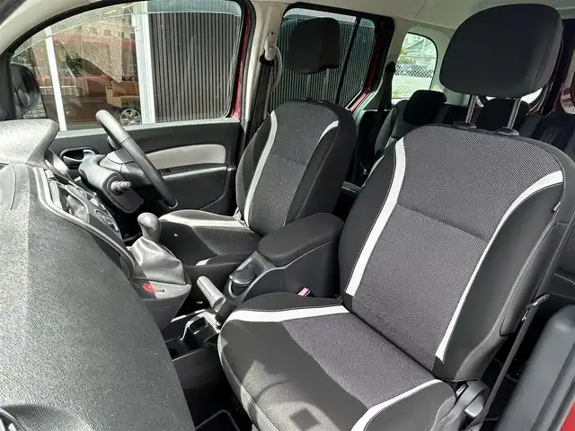 ルノー カングー ペイサージュ 福岡県 2016(平28)年 6.2万km 赤 社外メモリナビ/Ｂｌｕｅｔｏｏｔｈ　/ＣＤ／ＤＶＤ　/フロントフォグランプ/リアフォグランプ　/ハロゲンライト/トノカバー　/オートエアコン/純正ドアバイザー　/電動格納ミラー　/ドライブレコーダー　/ＥＴＣ