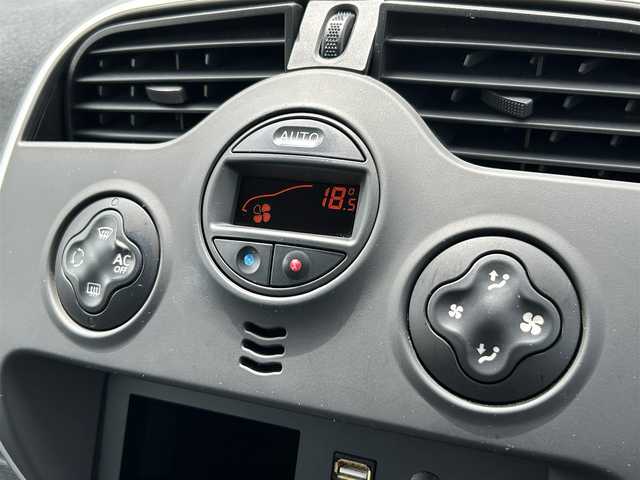 ルノー カングー ペイサージュ 福岡県 2016(平28)年 6.2万km 赤 社外メモリナビ/Ｂｌｕｅｔｏｏｔｈ　/ＣＤ／ＤＶＤ　/フロントフォグランプ/リアフォグランプ　/ハロゲンライト/トノカバー　/オートエアコン/純正ドアバイザー　/電動格納ミラー　/ドライブレコーダー　/ＥＴＣ