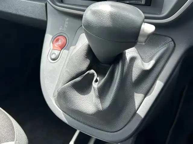 ルノー カングー ペイサージュ 福岡県 2016(平28)年 6.2万km 赤 社外メモリナビ/Ｂｌｕｅｔｏｏｔｈ　/ＣＤ／ＤＶＤ　/フロントフォグランプ/リアフォグランプ　/ハロゲンライト/トノカバー　/オートエアコン/純正ドアバイザー　/電動格納ミラー　/ドライブレコーダー　/ＥＴＣ