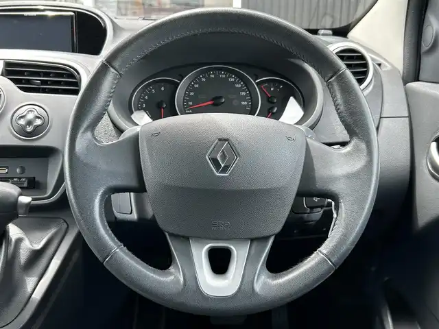 ルノー カングー ペイサージュ 福岡県 2016(平28)年 6.2万km 赤 社外メモリナビ/Ｂｌｕｅｔｏｏｔｈ　/ＣＤ／ＤＶＤ　/フロントフォグランプ/リアフォグランプ　/ハロゲンライト/トノカバー　/オートエアコン/純正ドアバイザー　/電動格納ミラー　/ドライブレコーダー　/ＥＴＣ