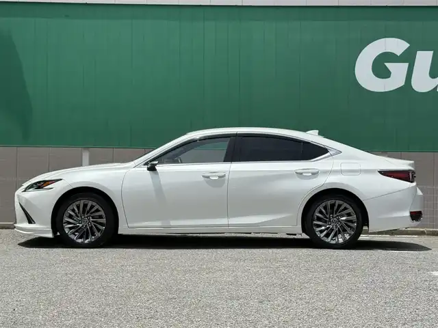 レクサス ＥＳ 300h グレイスフルエスコート 千葉県 2023(令5)年 1.9万km パール ムーンルーフ/純正SDナビ（AM/FM/CD/DVD/フルセグTV/Bluetooth/Miracast/TRDフロントスポイラー/バックカメラ/ドライブレコーダー/デジタルインナーミラー/デジタルアウターミラー/ビルトインETC2.0/レーダークルーズコントロール/Lexus Safety System/パドルシフト/ステアリングヒーター/レザーシート/パワーシート/シートベンチレーション/前席シートヒーター/電動トランクリッド/ポジションメモリー/LEDヘッドライト/純正フロアマット