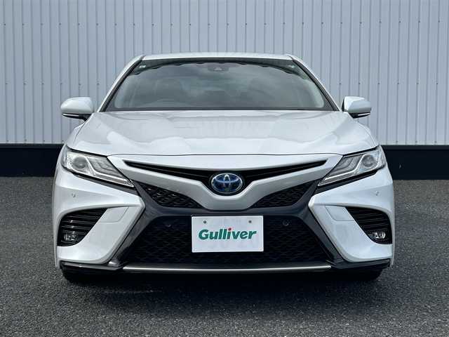 トヨタ カムリ WSレザーパッケージ 千葉県 2021(令3)年 5.5万km プラチナホワイトパールマイカ ディスプレイオーディオ　8インチ/(TV/CD/DVD/Bluetooth/ナビキッド有)/バックカメラ/衝突被害軽減システム/車線逸脱警報/クルーズコントロール/レザーシート/横滑り防止装置/ETC/アイドリングストップ/LEDヘッドライト/フォグランプ/オートライト/ウィンカーミラー/電動格納ミラー/社外18インチAW/シートヒーター/シートリフター/プッシュスタート/スマートキー/フロアマット/ドアバイザー/取扱説明書/保証書