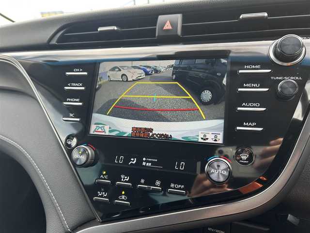 トヨタ カムリ WSレザーパッケージ 千葉県 2021(令3)年 5.5万km プラチナホワイトパールマイカ ディスプレイオーディオ　8インチ/(TV/CD/DVD/Bluetooth/ナビキッド有)/バックカメラ/衝突被害軽減システム/車線逸脱警報/クルーズコントロール/レザーシート/横滑り防止装置/ETC/アイドリングストップ/LEDヘッドライト/フォグランプ/オートライト/ウィンカーミラー/電動格納ミラー/社外18インチAW/シートヒーター/シートリフター/プッシュスタート/スマートキー/フロアマット/ドアバイザー/取扱説明書/保証書