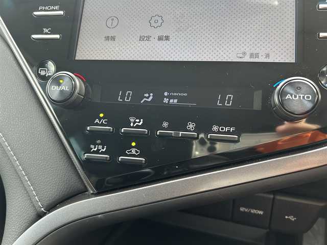 トヨタ カムリ WSレザーパッケージ 千葉県 2021(令3)年 5.5万km プラチナホワイトパールマイカ ディスプレイオーディオ　8インチ/(TV/CD/DVD/Bluetooth/ナビキッド有)/バックカメラ/衝突被害軽減システム/車線逸脱警報/クルーズコントロール/レザーシート/横滑り防止装置/ETC/アイドリングストップ/LEDヘッドライト/フォグランプ/オートライト/ウィンカーミラー/電動格納ミラー/社外18インチAW/シートヒーター/シートリフター/プッシュスタート/スマートキー/フロアマット/ドアバイザー/取扱説明書/保証書