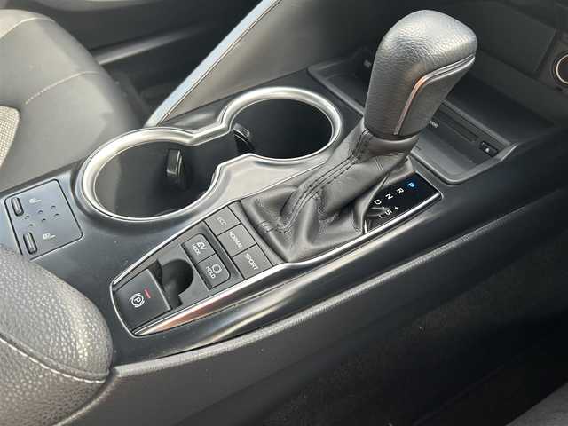 トヨタ カムリ WSレザーパッケージ 千葉県 2021(令3)年 5.5万km プラチナホワイトパールマイカ ディスプレイオーディオ　8インチ/(TV/CD/DVD/Bluetooth/ナビキッド有)/バックカメラ/衝突被害軽減システム/車線逸脱警報/クルーズコントロール/レザーシート/横滑り防止装置/ETC/アイドリングストップ/LEDヘッドライト/フォグランプ/オートライト/ウィンカーミラー/電動格納ミラー/社外18インチAW/シートヒーター/シートリフター/プッシュスタート/スマートキー/フロアマット/ドアバイザー/取扱説明書/保証書