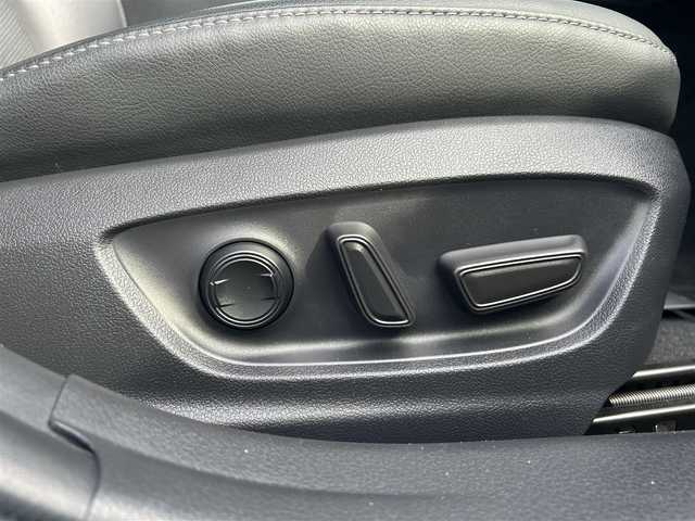 トヨタ カムリ WSレザーパッケージ 千葉県 2021(令3)年 5.5万km プラチナホワイトパールマイカ ディスプレイオーディオ　8インチ/(TV/CD/DVD/Bluetooth/ナビキッド有)/バックカメラ/衝突被害軽減システム/車線逸脱警報/クルーズコントロール/レザーシート/横滑り防止装置/ETC/アイドリングストップ/LEDヘッドライト/フォグランプ/オートライト/ウィンカーミラー/電動格納ミラー/社外18インチAW/シートヒーター/シートリフター/プッシュスタート/スマートキー/フロアマット/ドアバイザー/取扱説明書/保証書