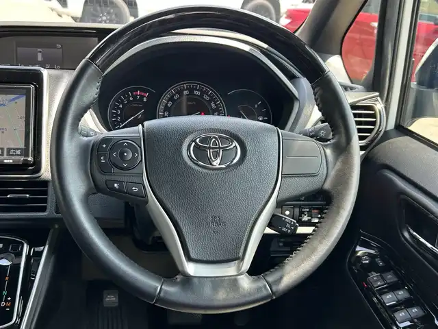 トヨタ エスクァイア Gi 愛知県 2018(平30)年 2.6万km ホワイトパールクリスタルシャイン モデリスタエアロ（F・S・R）/純正9インチSDナビ/フルセグTV/BT/HDMI/バックカメラ/純正フリップダウンモニター/ビルトインETC/純正15インチAW/トヨタセーフティセンス/クルーズコントロール/前後ドライブレコーダー/両側パワースライドドア /レザーシート/前席シートヒーター/純正フロアマット/取説、保証書/スペアキー