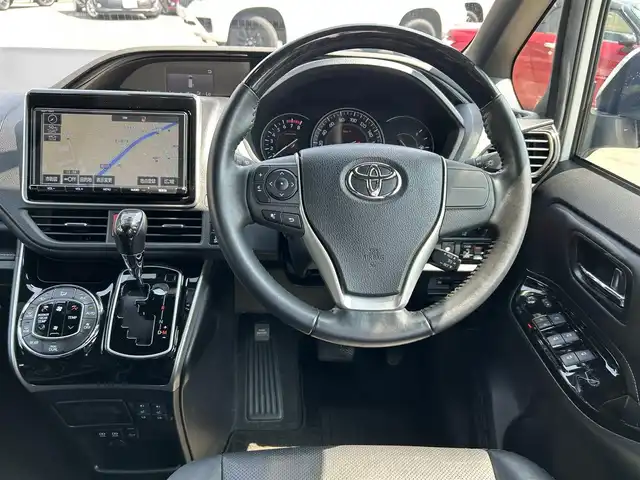 トヨタ エスクァイア Gi 愛知県 2018(平30)年 2.6万km ホワイトパールクリスタルシャイン モデリスタエアロ（F・S・R）/純正9インチSDナビ/フルセグTV/BT/HDMI/バックカメラ/純正フリップダウンモニター/ビルトインETC/純正15インチAW/トヨタセーフティセンス/クルーズコントロール/前後ドライブレコーダー/両側パワースライドドア /レザーシート/前席シートヒーター/純正フロアマット/取説、保証書/スペアキー