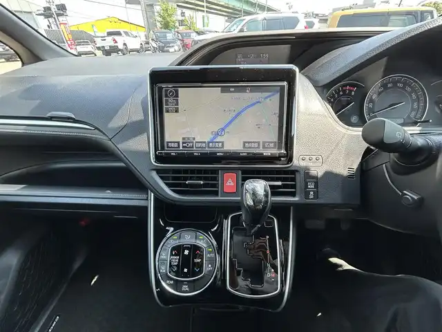 トヨタ エスクァイア Gi 愛知県 2018(平30)年 2.6万km ホワイトパールクリスタルシャイン モデリスタエアロ（F・S・R）/純正9インチSDナビ/フルセグTV/BT/HDMI/バックカメラ/純正フリップダウンモニター/ビルトインETC/純正15インチAW/トヨタセーフティセンス/クルーズコントロール/前後ドライブレコーダー/両側パワースライドドア /レザーシート/前席シートヒーター/純正フロアマット/取説、保証書/スペアキー