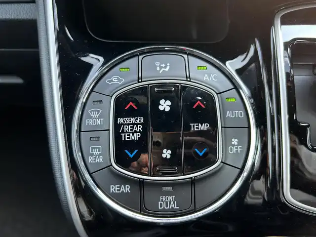 トヨタ エスクァイア Gi 愛知県 2018(平30)年 2.6万km ホワイトパールクリスタルシャイン モデリスタエアロ（F・S・R）/純正9インチSDナビ/フルセグTV/BT/HDMI/バックカメラ/純正フリップダウンモニター/ビルトインETC/純正15インチAW/トヨタセーフティセンス/クルーズコントロール/前後ドライブレコーダー/両側パワースライドドア /レザーシート/前席シートヒーター/純正フロアマット/取説、保証書/スペアキー