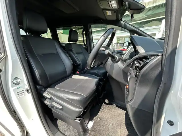 トヨタ エスクァイア Gi 愛知県 2018(平30)年 2.6万km ホワイトパールクリスタルシャイン モデリスタエアロ（F・S・R）/純正9インチSDナビ/フルセグTV/BT/HDMI/バックカメラ/純正フリップダウンモニター/ビルトインETC/純正15インチAW/トヨタセーフティセンス/クルーズコントロール/前後ドライブレコーダー/両側パワースライドドア /レザーシート/前席シートヒーター/純正フロアマット/取説、保証書/スペアキー