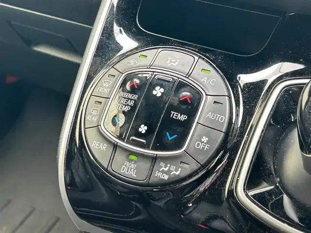 トヨタ エスクァイア ハイブリッド Gi 滋賀県 2018(平30)年 5.4万km スパークリングブラックパールクリスタルシャイン ガソリン（ハイブリッド）/2WD(FF)/CVT/オートハザードシステム/TMPS空気圧センサー/アルパイン12.8インチフリップダウンモニター/両側パワースライドドア/アルパイン11インチナビ/(AM/FM/CD/DVD/BT/USB/HDMI/SD/フルセグTV）/ビルトインETC/ドライブレコーダー/クリアランスソナー/プリクラッシュセーフティ/レーントレーシングアシスト/クルーズコントロール/電格ウインカーミラー/黒革シート/エアーシート/シートヒーター/革巻きステアリング/ステアリングスイッチ/オートライト/LEDヘッドライト/フロントフォグ/オートマチックハイビーム/フルオートエアコン/プッシュスタート/純正フロアマット/純正ドアバイザー