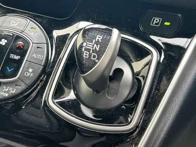 トヨタ エスクァイア ハイブリッド Gi 滋賀県 2018(平30)年 5.4万km スパークリングブラックパールクリスタルシャイン ガソリン（ハイブリッド）/2WD(FF)/CVT/オートハザードシステム/TMPS空気圧センサー/アルパイン12.8インチフリップダウンモニター/両側パワースライドドア/アルパイン11インチナビ/(AM/FM/CD/DVD/BT/USB/HDMI/SD/フルセグTV）/ビルトインETC/ドライブレコーダー/クリアランスソナー/プリクラッシュセーフティ/レーントレーシングアシスト/クルーズコントロール/電格ウインカーミラー/黒革シート/エアーシート/シートヒーター/革巻きステアリング/ステアリングスイッチ/オートライト/LEDヘッドライト/フロントフォグ/オートマチックハイビーム/フルオートエアコン/プッシュスタート/純正フロアマット/純正ドアバイザー