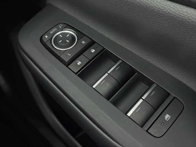 トヨタ プリウス Z 宮城県 2023(令5)年 5.1万km プラチナホワイトパールマイカ 禁煙車/４WD/パノラマルーフ/純正ディスプレイオーディオナビ/（BT/AM/FM/applecarPlay/androidauto/フルセグTV）/パノラミックビューモニター/合皮シート/メモリーパワーシート/パワーバックドア/LEDヘッドライト/ステアリングヒーター/エアーシート/シートヒーター/トヨタセーフティセンス/駐車支援システム（パーキングアシスト）/パーキングサポートブレーキ/ブラインドスポットモニター/プロアクティブドライビングアシスト/リヤクロストラフィックアラート/ロードサインアシスト/リヤカメラディテクション/ABS/衝突被害軽減システム/横滑り防止装置/オートマチックハイビーム