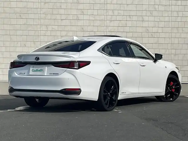 レクサス ＥＳ 300h Fスポーツ 愛知県 2021(令3)年 6.6万km ホワイトノーヴァガラスフレーク 後期型ES”F SPORT”/コネクッティッドナビ/全方位カメラ/フルセグTV/CD/DVD再生/ETC2.0/Bluetooth/USB/AUX接続/パドルシフト/レーダークルーズコントロール/パワーシート（D/N）/本革シート/シートヒーター（D/N）/シートベンチレーション（D/N）/サンルーフ/純正フロアマット/ハンズフリー電動トランクリッド/純正19インチアルミホイール/LEDヘッドライト/オートマチックハイビーム/コーナーセンサー/横滑り防止装置/衝突軽減ブレーキ/レーンキープアシスト/ブラインドスポットモニター/電動パーキングブレーキ/ブレーキホールド/ドライブレコーダー（前後）/充電用USBポート（前席2個、後席2個）/ステアリングヒーター/リヤウィンドウ電動サンシェード/デジタルインナーミラー