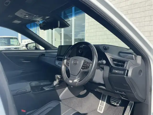 レクサス ＥＳ 300h Fスポーツ 愛知県 2021(令3)年 6.6万km ホワイトノーヴァガラスフレーク 後期型ES”F SPORT”/コネクッティッドナビ/全方位カメラ/フルセグTV/CD/DVD再生/ETC2.0/Bluetooth/USB/AUX接続/パドルシフト/レーダークルーズコントロール/パワーシート（D/N）/本革シート/シートヒーター（D/N）/シートベンチレーション（D/N）/サンルーフ/純正フロアマット/ハンズフリー電動トランクリッド/純正19インチアルミホイール/LEDヘッドライト/オートマチックハイビーム/コーナーセンサー/横滑り防止装置/衝突軽減ブレーキ/レーンキープアシスト/ブラインドスポットモニター/電動パーキングブレーキ/ブレーキホールド/ドライブレコーダー（前後）/充電用USBポート（前席2個、後席2個）/ステアリングヒーター/リヤウィンドウ電動サンシェード/デジタルインナーミラー