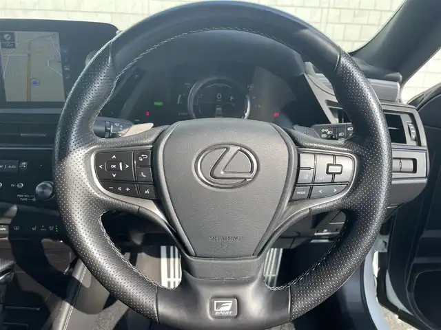 レクサス ＥＳ 300h Fスポーツ 愛知県 2021(令3)年 6.6万km ホワイトノーヴァガラスフレーク 後期型ES”F SPORT”/コネクッティッドナビ/全方位カメラ/フルセグTV/CD/DVD再生/ETC2.0/Bluetooth/USB/AUX接続/パドルシフト/レーダークルーズコントロール/パワーシート（D/N）/本革シート/シートヒーター（D/N）/シートベンチレーション（D/N）/サンルーフ/純正フロアマット/ハンズフリー電動トランクリッド/純正19インチアルミホイール/LEDヘッドライト/オートマチックハイビーム/コーナーセンサー/横滑り防止装置/衝突軽減ブレーキ/レーンキープアシスト/ブラインドスポットモニター/電動パーキングブレーキ/ブレーキホールド/ドライブレコーダー（前後）/充電用USBポート（前席2個、後席2個）/ステアリングヒーター/リヤウィンドウ電動サンシェード/デジタルインナーミラー