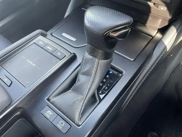 レクサス ＥＳ 300h Fスポーツ 愛知県 2021(令3)年 6.6万km ホワイトノーヴァガラスフレーク 後期型ES”F SPORT”/コネクッティッドナビ/全方位カメラ/フルセグTV/CD/DVD再生/ETC2.0/Bluetooth/USB/AUX接続/パドルシフト/レーダークルーズコントロール/パワーシート（D/N）/本革シート/シートヒーター（D/N）/シートベンチレーション（D/N）/サンルーフ/純正フロアマット/ハンズフリー電動トランクリッド/純正19インチアルミホイール/LEDヘッドライト/オートマチックハイビーム/コーナーセンサー/横滑り防止装置/衝突軽減ブレーキ/レーンキープアシスト/ブラインドスポットモニター/電動パーキングブレーキ/ブレーキホールド/ドライブレコーダー（前後）/充電用USBポート（前席2個、後席2個）/ステアリングヒーター/リヤウィンドウ電動サンシェード/デジタルインナーミラー