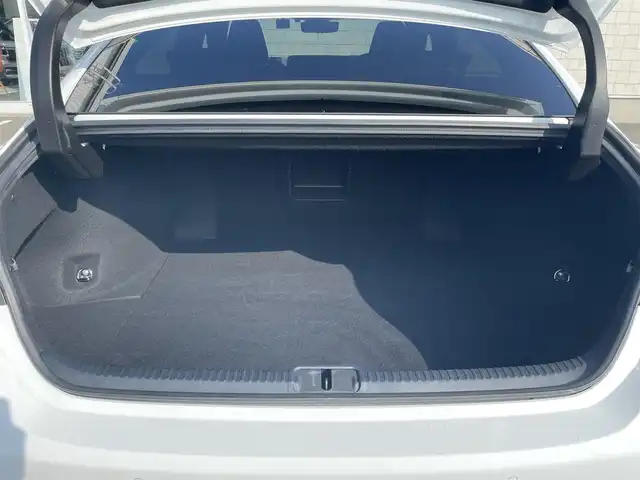 レクサス ＥＳ 300h Fスポーツ 愛知県 2021(令3)年 6.6万km ホワイトノーヴァガラスフレーク 後期型ES”F SPORT”/コネクッティッドナビ/全方位カメラ/フルセグTV/CD/DVD再生/ETC2.0/Bluetooth/USB/AUX接続/パドルシフト/レーダークルーズコントロール/パワーシート（D/N）/本革シート/シートヒーター（D/N）/シートベンチレーション（D/N）/サンルーフ/純正フロアマット/ハンズフリー電動トランクリッド/純正19インチアルミホイール/LEDヘッドライト/オートマチックハイビーム/コーナーセンサー/横滑り防止装置/衝突軽減ブレーキ/レーンキープアシスト/ブラインドスポットモニター/電動パーキングブレーキ/ブレーキホールド/ドライブレコーダー（前後）/充電用USBポート（前席2個、後席2個）/ステアリングヒーター/リヤウィンドウ電動サンシェード/デジタルインナーミラー