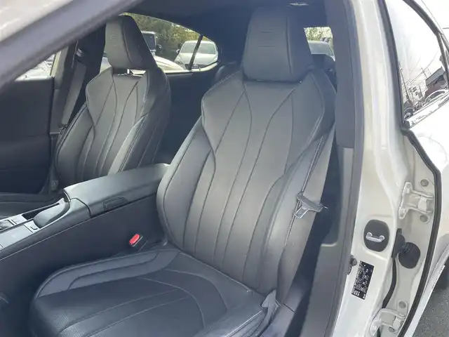 レクサス ＥＳ 300h Fスポーツ 愛知県 2021(令3)年 6.6万km ホワイトノーヴァガラスフレーク 後期型ES”F SPORT”/コネクッティッドナビ/全方位カメラ/フルセグTV/CD/DVD再生/ETC2.0/Bluetooth/USB/AUX接続/パドルシフト/レーダークルーズコントロール/パワーシート（D/N）/本革シート/シートヒーター（D/N）/シートベンチレーション（D/N）/サンルーフ/純正フロアマット/ハンズフリー電動トランクリッド/純正19インチアルミホイール/LEDヘッドライト/オートマチックハイビーム/コーナーセンサー/横滑り防止装置/衝突軽減ブレーキ/レーンキープアシスト/ブラインドスポットモニター/電動パーキングブレーキ/ブレーキホールド/ドライブレコーダー（前後）/充電用USBポート（前席2個、後席2個）/ステアリングヒーター/リヤウィンドウ電動サンシェード/デジタルインナーミラー