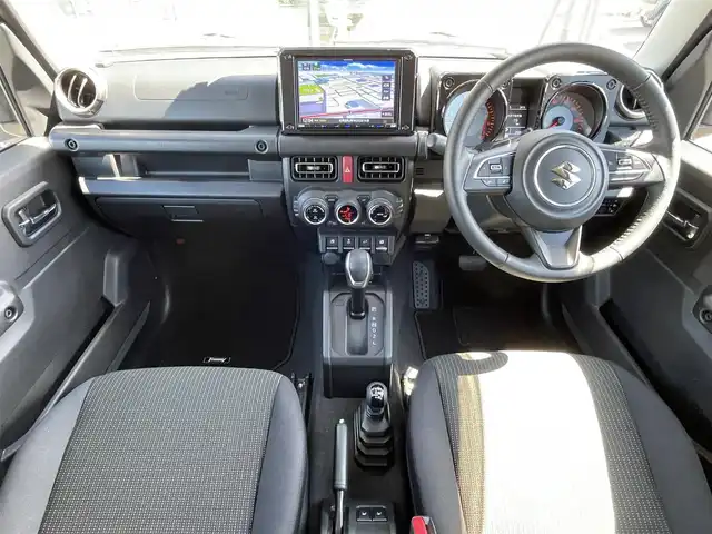 スズキ ジムニー XC 道央・札幌 2022(令4)年 0.3万km ジャングルグリーン ・4WD/・衝突軽減ブレーキ/・レーダークルーズコントロール(追従走行あり)/・HDDナビ/CD&BT&SD&フルセグTV/・レーンキープアシスト/・バックカメラ/・横滑り防止装置/・アイドリングストップ/・前席シートヒーター/・前後ドライブレコーダー/・オートエアコン/・オートライト/・ビルトインETC/・プッシュスタート/・スマートキー/・純正フロアマット/・ドアバイザー/・ウィンカーミラー/・フォグランプ/・マーカーランプ/・電動格納ミラー/・前席バニティミラー