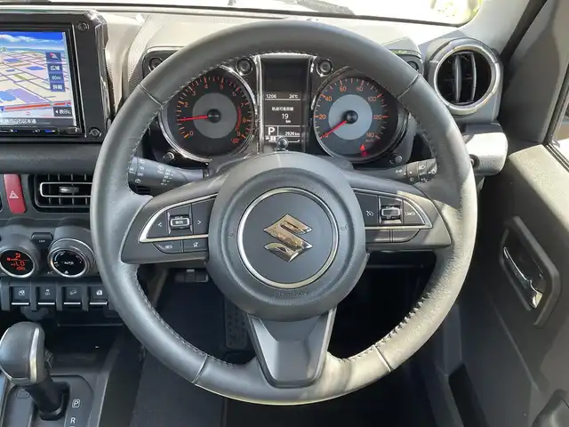 スズキ ジムニー XC 道央・札幌 2022(令4)年 0.3万km ジャングルグリーン ・4WD/・衝突軽減ブレーキ/・レーダークルーズコントロール(追従走行あり)/・HDDナビ/CD&BT&SD&フルセグTV/・レーンキープアシスト/・バックカメラ/・横滑り防止装置/・アイドリングストップ/・前席シートヒーター/・前後ドライブレコーダー/・オートエアコン/・オートライト/・ビルトインETC/・プッシュスタート/・スマートキー/・純正フロアマット/・ドアバイザー/・ウィンカーミラー/・フォグランプ/・マーカーランプ/・電動格納ミラー/・前席バニティミラー