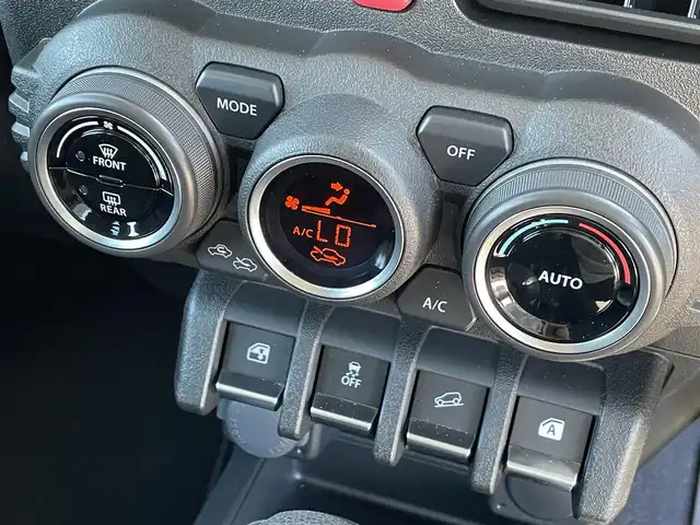 スズキ ジムニー XC 道央・札幌 2022(令4)年 0.3万km ジャングルグリーン ・4WD/・衝突軽減ブレーキ/・レーダークルーズコントロール(追従走行あり)/・HDDナビ/CD&BT&SD&フルセグTV/・レーンキープアシスト/・バックカメラ/・横滑り防止装置/・アイドリングストップ/・前席シートヒーター/・前後ドライブレコーダー/・オートエアコン/・オートライト/・ビルトインETC/・プッシュスタート/・スマートキー/・純正フロアマット/・ドアバイザー/・ウィンカーミラー/・フォグランプ/・マーカーランプ/・電動格納ミラー/・前席バニティミラー