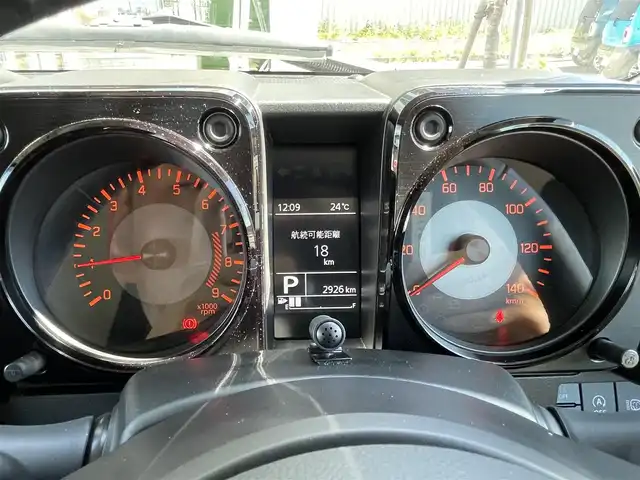 スズキ ジムニー XC 道央・札幌 2022(令4)年 0.3万km ジャングルグリーン ・4WD/・衝突軽減ブレーキ/・レーダークルーズコントロール(追従走行あり)/・HDDナビ/CD&BT&SD&フルセグTV/・レーンキープアシスト/・バックカメラ/・横滑り防止装置/・アイドリングストップ/・前席シートヒーター/・前後ドライブレコーダー/・オートエアコン/・オートライト/・ビルトインETC/・プッシュスタート/・スマートキー/・純正フロアマット/・ドアバイザー/・ウィンカーミラー/・フォグランプ/・マーカーランプ/・電動格納ミラー/・前席バニティミラー