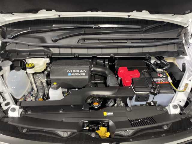 日産 セレナ e－パワー ハイウェイスター V 福岡県 2025(令7)年 0.1千km プリズムホワイト 登録済未使用車/純正ナビ　（BT/AMFM/フルセグ/AppleCarPlay）/全方位カメラ　/プロパイロット/ＢＳＭ　/デジタルインナーミラー　/前後コーナーセンサー　/ＥＴＣ　/両側パワースライド　/置き型充電　/ＨＤＭＩ　/横滑り防止装置　/レーンキープアシスト/衝突被害軽減システム