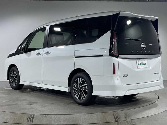 日産 セレナ e－パワー ハイウェイスター V 福岡県 2025(令7)年 0.1千km プリズムホワイト 登録済未使用車/純正ナビ　（BT/AMFM/フルセグ/AppleCarPlay）/全方位カメラ　/プロパイロット/ＢＳＭ　/デジタルインナーミラー　/前後コーナーセンサー　/ＥＴＣ　/両側パワースライド　/置き型充電　/ＨＤＭＩ　/横滑り防止装置　/レーンキープアシスト/衝突被害軽減システム