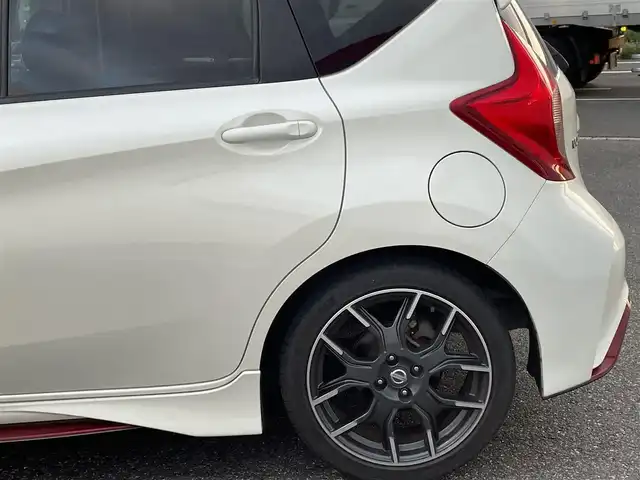 日産 ノート ニスモS 千葉県 2015(平27)年 10.6万km ブリリアントホワイトパール (株)IDOMが運営する【じしゃロン八千代店】の自社ローン対象車両になります。こちらは現金またはオートローンご利用時の価格です。自社ローンご希望の方は別途その旨お申付け下さい/ETC/エンジンスタートボタン/MT車/スマートキー