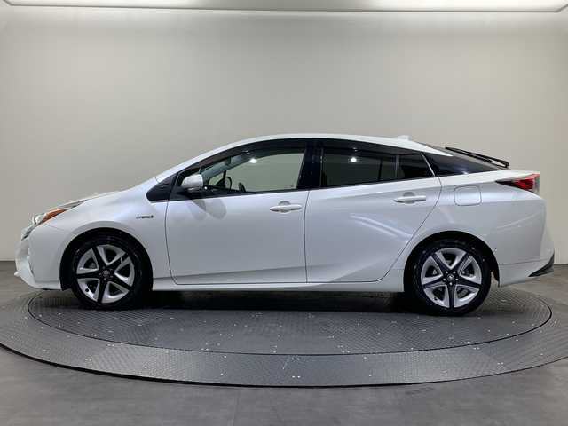トヨタ プリウス A プレミアム　ツーリングセレ 愛媛県 2018(平30)年 6.1万km ホワイトパールクリスタルシャイン 9インチ純正メモリーナビ/フルセグテレビ/Bluetooth/DVD/バックカメラ/本革シート/シートヒーター/運転席パワーシート/LEDヘッドライト/ETC/ドライブレコーダー/衝突被害軽減ブレーキ/レーンキープアシスト/クルーズコントロール/スマートキー/AC100V電源