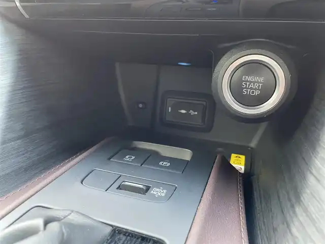 トヨタ ハリアー Z レザーパッケージ 三重県 2020(令2)年 4.9万km ホワイトパールクリスタルシャイン 登録時49017km/ワンオーナー/禁煙車/黒革シート/JBLサウンド/デジタルインナーミラー/純正ナビ/（AM/FM/TV/Bluetooth）/フルセグTV/アラウンドビューモニター/レーダークルーズコントロール/ビルトインETC2.0/ステアリングスイッチ/オートライト/オートハイビーム/シートメモリー/ベンチレーション/シートヒーター/パワーシート/ステアリングヒーター/パワーバックドア/プリクラッシュセーフティ/レーンキープアシスト/クリアランスソナー/BSM/先行車発進お知らせ機能/スペアキー/プッシュスタート/純正フロアマット/純正アルミ
