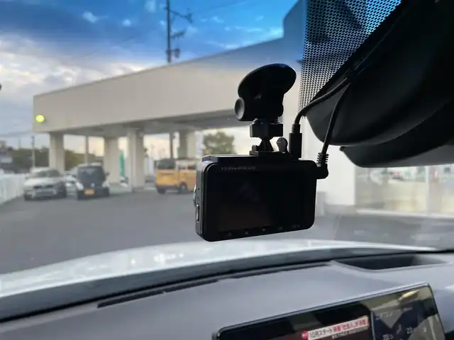 トヨタ ハリアー Z レザーパッケージ 三重県 2020(令2)年 4.9万km ホワイトパールクリスタルシャイン 登録時49017km/ワンオーナー/禁煙車/黒革シート/JBLサウンド/デジタルインナーミラー/純正ナビ/（AM/FM/TV/Bluetooth）/フルセグTV/アラウンドビューモニター/レーダークルーズコントロール/ビルトインETC2.0/ステアリングスイッチ/オートライト/オートハイビーム/シートメモリー/ベンチレーション/シートヒーター/パワーシート/ステアリングヒーター/パワーバックドア/プリクラッシュセーフティ/レーンキープアシスト/クリアランスソナー/BSM/先行車発進お知らせ機能/スペアキー/プッシュスタート/純正フロアマット/純正アルミ