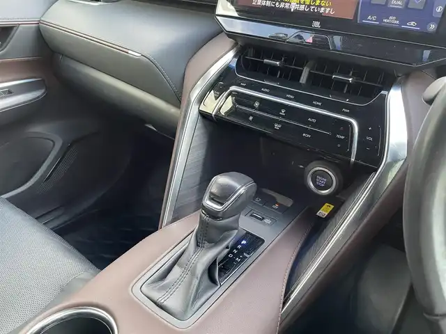 トヨタ ハリアー Z レザーパッケージ 三重県 2020(令2)年 4.9万km ホワイトパールクリスタルシャイン 登録時49017km/ワンオーナー/禁煙車/黒革シート/JBLサウンド/デジタルインナーミラー/純正ナビ/（AM/FM/TV/Bluetooth）/フルセグTV/アラウンドビューモニター/レーダークルーズコントロール/ビルトインETC2.0/ステアリングスイッチ/オートライト/オートハイビーム/シートメモリー/ベンチレーション/シートヒーター/パワーシート/ステアリングヒーター/パワーバックドア/プリクラッシュセーフティ/レーンキープアシスト/クリアランスソナー/BSM/先行車発進お知らせ機能/スペアキー/プッシュスタート/純正フロアマット/純正アルミ