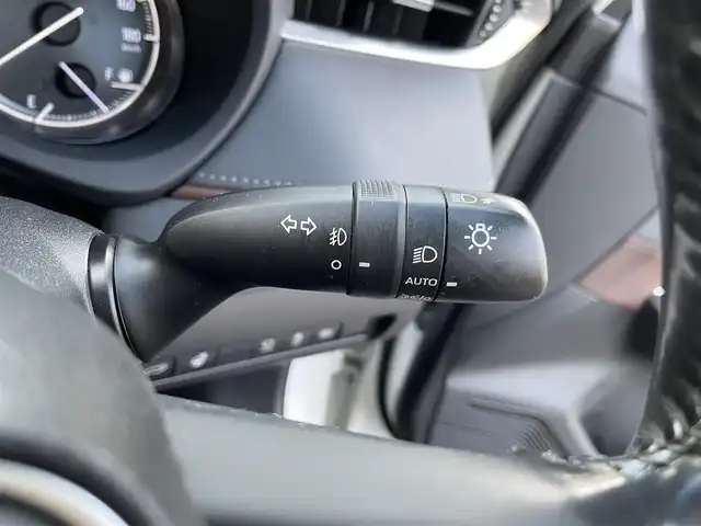 トヨタ ハリアー Z レザーパッケージ 三重県 2020(令2)年 4.9万km ホワイトパールクリスタルシャイン 登録時49017km/ワンオーナー/禁煙車/黒革シート/JBLサウンド/デジタルインナーミラー/純正ナビ/（AM/FM/TV/Bluetooth）/フルセグTV/アラウンドビューモニター/レーダークルーズコントロール/ビルトインETC2.0/ステアリングスイッチ/オートライト/オートハイビーム/シートメモリー/ベンチレーション/シートヒーター/パワーシート/ステアリングヒーター/パワーバックドア/プリクラッシュセーフティ/レーンキープアシスト/クリアランスソナー/BSM/先行車発進お知らせ機能/スペアキー/プッシュスタート/純正フロアマット/純正アルミ