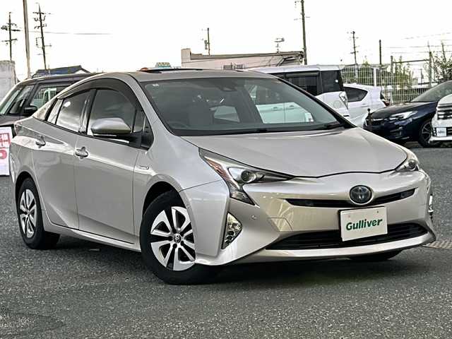 トヨタ プリウス A 愛知県 2016(平28)年 11.5万km スティールブロンドM 登録時走行距離114381km/ワンオーナー/純正9インチメモリナビ/（Bluetooth/フルセグTV/DVD/AM/FM)/バックカメラ/インテリジェントクリアランスソナー/サンルーフ/トヨタセーフティーセンス/プリクラッシュセーフティー/レーンディパーチャーアラート/ブラインドスポットモニター/インテリジェントパーキングアシスト/ヘッドアップディスプレイ/オートマッチハイビーム/純正ドアバイザー/純正フロアマット/ビルドインETC/テレビキャンセラー/スマートキー/（スペアキー×１）/保証書