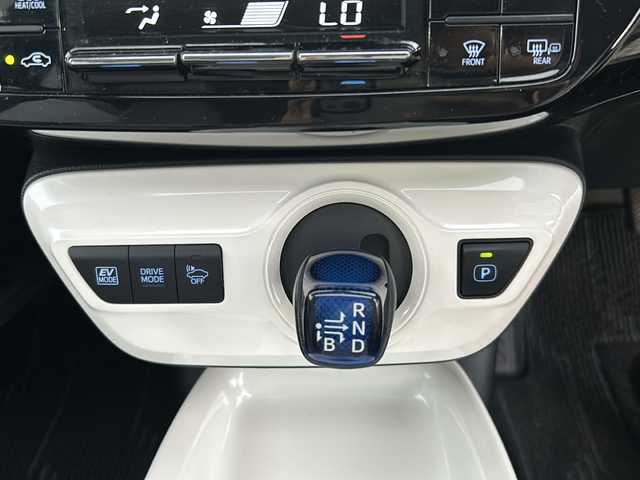 トヨタ プリウス A 愛知県 2016(平28)年 11.5万km スティールブロンドM 登録時走行距離114381km/ワンオーナー/純正9インチメモリナビ/（Bluetooth/フルセグTV/DVD/AM/FM)/バックカメラ/インテリジェントクリアランスソナー/サンルーフ/トヨタセーフティーセンス/プリクラッシュセーフティー/レーンディパーチャーアラート/ブラインドスポットモニター/インテリジェントパーキングアシスト/ヘッドアップディスプレイ/オートマッチハイビーム/純正ドアバイザー/純正フロアマット/ビルドインETC/テレビキャンセラー/スマートキー/（スペアキー×１）/保証書