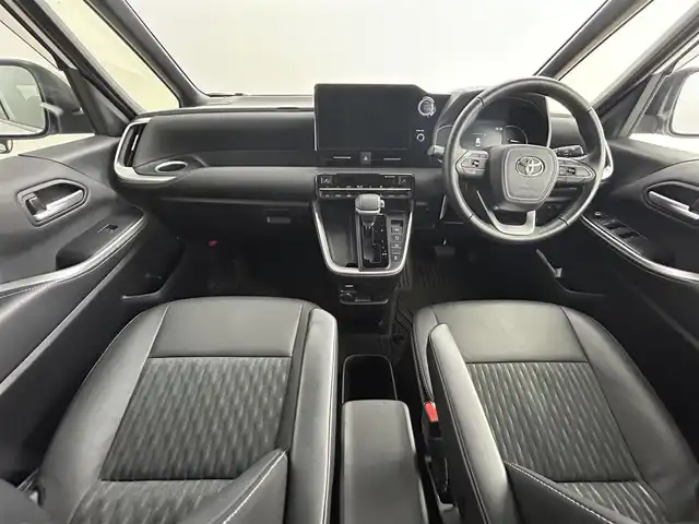 トヨタ ノア S－Z 道央・札幌 2023(令5)年 5.2万km ホワイトパールクリスタルシャイン ・４WD/・10.5インチHDディスプレイ通信型ナビ/　CD/DVD/BT/USB/Miracast/HDMI/フルセグTV/・TVキット（走行中視聴可）/・ステアリングスイッチ/・バックカメラ/・ナビ連動ビルトインETC2.0/・ルームミラー型ドライブレコーダー前後/・トヨタセーフティセンス/　LDA（低車速支援）/PCS/PDA/　PKSB/RSA/クリアランスソナー/　発進遅れ告知/後退速度抑制/・レーダークルーズコントロール/・横滑り防止装置/・ブレーキホールド/・ECO MODE/・ハンズフリーデュアルパワースライドドア/・パワーバックドア/・オートマチックハイビーム/・オートライト/・ヘッドランプレベライザー/・LEDヘッドライト＆フォグ/・ドアミラーウィンカー/・オートリトラクタブルミラー/・D+N席シートヒーター/・nanoe-X付AAC(WAC)/・純正ドアバイザー/・社外カーゴマット/・シートバックテーブル/・２列目サンシェード/・純正１６インチAW/・プッシュスタート/・スマートキー