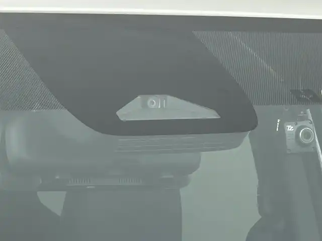 トヨタ ノア S－Z 道央・札幌 2023(令5)年 5.2万km ホワイトパールクリスタルシャイン ・４WD/・10.5インチHDディスプレイ通信型ナビ/　CD/DVD/BT/USB/Miracast/HDMI/フルセグTV/・TVキット（走行中視聴可）/・ステアリングスイッチ/・バックカメラ/・ナビ連動ビルトインETC2.0/・ルームミラー型ドライブレコーダー前後/・トヨタセーフティセンス/　LDA（低車速支援）/PCS/PDA/　PKSB/RSA/クリアランスソナー/　発進遅れ告知/後退速度抑制/・レーダークルーズコントロール/・横滑り防止装置/・ブレーキホールド/・ECO MODE/・ハンズフリーデュアルパワースライドドア/・パワーバックドア/・オートマチックハイビーム/・オートライト/・ヘッドランプレベライザー/・LEDヘッドライト＆フォグ/・ドアミラーウィンカー/・オートリトラクタブルミラー/・D+N席シートヒーター/・nanoe-X付AAC(WAC)/・純正ドアバイザー/・社外カーゴマット/・シートバックテーブル/・２列目サンシェード/・純正１６インチAW/・プッシュスタート/・スマートキー