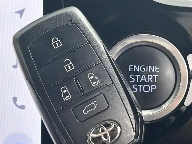 トヨタ ノア S－Z 道央・札幌 2023(令5)年 5.2万km ホワイトパールクリスタルシャイン ・４WD/・10.5インチHDディスプレイ通信型ナビ/　CD/DVD/BT/USB/Miracast/HDMI/フルセグTV/・TVキット（走行中視聴可）/・ステアリングスイッチ/・バックカメラ/・ナビ連動ビルトインETC2.0/・ルームミラー型ドライブレコーダー前後/・トヨタセーフティセンス/　LDA（低車速支援）/PCS/PDA/　PKSB/RSA/クリアランスソナー/　発進遅れ告知/後退速度抑制/・レーダークルーズコントロール/・横滑り防止装置/・ブレーキホールド/・ECO MODE/・ハンズフリーデュアルパワースライドドア/・パワーバックドア/・オートマチックハイビーム/・オートライト/・ヘッドランプレベライザー/・LEDヘッドライト＆フォグ/・ドアミラーウィンカー/・オートリトラクタブルミラー/・D+N席シートヒーター/・nanoe-X付AAC(WAC)/・純正ドアバイザー/・社外カーゴマット/・シートバックテーブル/・２列目サンシェード/・純正１６インチAW/・プッシュスタート/・スマートキー