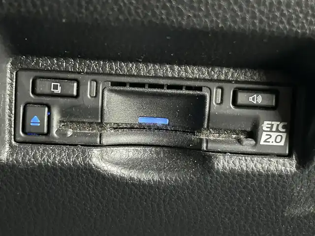 トヨタ ノア S－Z 道央・札幌 2023(令5)年 5.2万km ホワイトパールクリスタルシャイン ・４WD/・10.5インチHDディスプレイ通信型ナビ/　CD/DVD/BT/USB/Miracast/HDMI/フルセグTV/・TVキット（走行中視聴可）/・ステアリングスイッチ/・バックカメラ/・ナビ連動ビルトインETC2.0/・ルームミラー型ドライブレコーダー前後/・トヨタセーフティセンス/　LDA（低車速支援）/PCS/PDA/　PKSB/RSA/クリアランスソナー/　発進遅れ告知/後退速度抑制/・レーダークルーズコントロール/・横滑り防止装置/・ブレーキホールド/・ECO MODE/・ハンズフリーデュアルパワースライドドア/・パワーバックドア/・オートマチックハイビーム/・オートライト/・ヘッドランプレベライザー/・LEDヘッドライト＆フォグ/・ドアミラーウィンカー/・オートリトラクタブルミラー/・D+N席シートヒーター/・nanoe-X付AAC(WAC)/・純正ドアバイザー/・社外カーゴマット/・シートバックテーブル/・２列目サンシェード/・純正１６インチAW/・プッシュスタート/・スマートキー