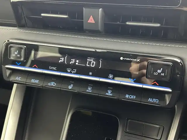 トヨタ ノア S－Z 道央・札幌 2023(令5)年 5.2万km ホワイトパールクリスタルシャイン ・４WD/・10.5インチHDディスプレイ通信型ナビ/　CD/DVD/BT/USB/Miracast/HDMI/フルセグTV/・TVキット（走行中視聴可）/・ステアリングスイッチ/・バックカメラ/・ナビ連動ビルトインETC2.0/・ルームミラー型ドライブレコーダー前後/・トヨタセーフティセンス/　LDA（低車速支援）/PCS/PDA/　PKSB/RSA/クリアランスソナー/　発進遅れ告知/後退速度抑制/・レーダークルーズコントロール/・横滑り防止装置/・ブレーキホールド/・ECO MODE/・ハンズフリーデュアルパワースライドドア/・パワーバックドア/・オートマチックハイビーム/・オートライト/・ヘッドランプレベライザー/・LEDヘッドライト＆フォグ/・ドアミラーウィンカー/・オートリトラクタブルミラー/・D+N席シートヒーター/・nanoe-X付AAC(WAC)/・純正ドアバイザー/・社外カーゴマット/・シートバックテーブル/・２列目サンシェード/・純正１６インチAW/・プッシュスタート/・スマートキー