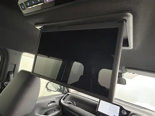 トヨタ ノア S－Z 道央・札幌 2023(令5)年 5.2万km ホワイトパールクリスタルシャイン ・４WD/・10.5インチHDディスプレイ通信型ナビ/　CD/DVD/BT/USB/Miracast/HDMI/フルセグTV/・TVキット（走行中視聴可）/・ステアリングスイッチ/・バックカメラ/・ナビ連動ビルトインETC2.0/・ルームミラー型ドライブレコーダー前後/・トヨタセーフティセンス/　LDA（低車速支援）/PCS/PDA/　PKSB/RSA/クリアランスソナー/　発進遅れ告知/後退速度抑制/・レーダークルーズコントロール/・横滑り防止装置/・ブレーキホールド/・ECO MODE/・ハンズフリーデュアルパワースライドドア/・パワーバックドア/・オートマチックハイビーム/・オートライト/・ヘッドランプレベライザー/・LEDヘッドライト＆フォグ/・ドアミラーウィンカー/・オートリトラクタブルミラー/・D+N席シートヒーター/・nanoe-X付AAC(WAC)/・純正ドアバイザー/・社外カーゴマット/・シートバックテーブル/・２列目サンシェード/・純正１６インチAW/・プッシュスタート/・スマートキー