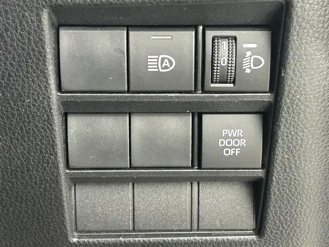 トヨタ ノア S－Z 道央・札幌 2023(令5)年 5.2万km ホワイトパールクリスタルシャイン ・４WD/・10.5インチHDディスプレイ通信型ナビ/　CD/DVD/BT/USB/Miracast/HDMI/フルセグTV/・TVキット（走行中視聴可）/・ステアリングスイッチ/・バックカメラ/・ナビ連動ビルトインETC2.0/・ルームミラー型ドライブレコーダー前後/・トヨタセーフティセンス/　LDA（低車速支援）/PCS/PDA/　PKSB/RSA/クリアランスソナー/　発進遅れ告知/後退速度抑制/・レーダークルーズコントロール/・横滑り防止装置/・ブレーキホールド/・ECO MODE/・ハンズフリーデュアルパワースライドドア/・パワーバックドア/・オートマチックハイビーム/・オートライト/・ヘッドランプレベライザー/・LEDヘッドライト＆フォグ/・ドアミラーウィンカー/・オートリトラクタブルミラー/・D+N席シートヒーター/・nanoe-X付AAC(WAC)/・純正ドアバイザー/・社外カーゴマット/・シートバックテーブル/・２列目サンシェード/・純正１６インチAW/・プッシュスタート/・スマートキー