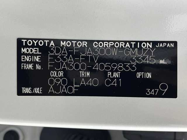 トヨタ ランドクルーザー ZX 岐阜県 2023(令5)年 1.9万km プレシャスホワイトパール 寒冷地仕様/ベージュ内装/JBLプレミアムサウンドシステム/12.3インチディスプレイオーディオ/AM FM/Bluetooth /Miracast/AUX/CD DVD/HDMI/フルセグテレビ/リヤエンターテイメントシステム/クールボックス/タイヤ空気圧警報システム/リヤ電動デフロック/トノカバー/純正ビルトインETC2.0/ルーフレールブラック/ITSコネクト/革巻き&木目調ステアリング/ステアリングリモコン/パワーシート(D/N席)/シートヒーター(全席)/シートベンチレーション(全席)/シートメモリー(D席)/ハンドルヒーター/ワイパーデアイサー/電動サンルーフ/パノラミックビューモニター/社外デジタルインナーミラー/LEDヘッドライト/オートライト/オートハイビーム/リアフォグランプ/パワーバックドア/レーントレーシングアシスト/ふらつき検知機能/プリクラッシュセーフティ/ブラインドスポットビューモニター/クリアランスソナー/リヤクロストラフィックアラート/リヤカメラディテクション/カラーヘッドアップディスプレイ/ロードサインアシスト/ダイナミックレーダークルーズコントロール/先行車発進告知/指紋認識機能