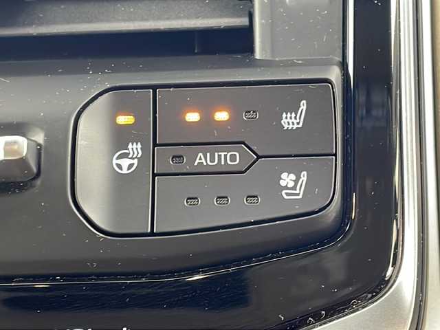 トヨタ ランドクルーザー ZX 岐阜県 2023(令5)年 1.9万km プレシャスホワイトパール 寒冷地仕様/ベージュ内装/JBLプレミアムサウンドシステム/12.3インチディスプレイオーディオ/AM FM/Bluetooth /Miracast/AUX/CD DVD/HDMI/フルセグテレビ/リヤエンターテイメントシステム/クールボックス/タイヤ空気圧警報システム/リヤ電動デフロック/トノカバー/純正ビルトインETC2.0/ルーフレールブラック/ITSコネクト/革巻き&木目調ステアリング/ステアリングリモコン/パワーシート(D/N席)/シートヒーター(全席)/シートベンチレーション(全席)/シートメモリー(D席)/ハンドルヒーター/ワイパーデアイサー/電動サンルーフ/パノラミックビューモニター/社外デジタルインナーミラー/LEDヘッドライト/オートライト/オートハイビーム/リアフォグランプ/パワーバックドア/レーントレーシングアシスト/ふらつき検知機能/プリクラッシュセーフティ/ブラインドスポットビューモニター/クリアランスソナー/リヤクロストラフィックアラート/リヤカメラディテクション/カラーヘッドアップディスプレイ/ロードサインアシスト/ダイナミックレーダークルーズコントロール/先行車発進告知/指紋認識機能
