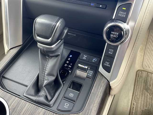 トヨタ ランドクルーザー ZX 岐阜県 2023(令5)年 1.9万km プレシャスホワイトパール 寒冷地仕様/ベージュ内装/JBLプレミアムサウンドシステム/12.3インチディスプレイオーディオ/AM FM/Bluetooth /Miracast/AUX/CD DVD/HDMI/フルセグテレビ/リヤエンターテイメントシステム/クールボックス/タイヤ空気圧警報システム/リヤ電動デフロック/トノカバー/純正ビルトインETC2.0/ルーフレールブラック/ITSコネクト/革巻き&木目調ステアリング/ステアリングリモコン/パワーシート(D/N席)/シートヒーター(全席)/シートベンチレーション(全席)/シートメモリー(D席)/ハンドルヒーター/ワイパーデアイサー/電動サンルーフ/パノラミックビューモニター/社外デジタルインナーミラー/LEDヘッドライト/オートライト/オートハイビーム/リアフォグランプ/パワーバックドア/レーントレーシングアシスト/ふらつき検知機能/プリクラッシュセーフティ/ブラインドスポットビューモニター/クリアランスソナー/リヤクロストラフィックアラート/リヤカメラディテクション/カラーヘッドアップディスプレイ/ロードサインアシスト/ダイナミックレーダークルーズコントロール/先行車発進告知/指紋認識機能
