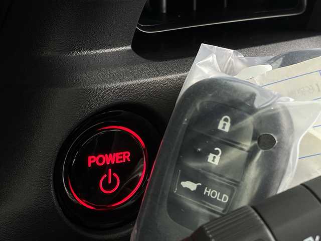 ホンダ ヴェゼル ハイブリッド e:HEV Z 新潟県 2025(令7)年 0.1千km クリスタルブラックパール ホンダセンシング/ワイヤレス充電器/シーケンシャルウィンカー/純正ナビ/　フルセグTV/Bluetooth/AppleCarPlay/AndroidAuto/バックカメラ/パワーバックドア/フットオープナー/レーダークルーズコントロール/LEDオートライト/ハーフレザーシート/シートヒーター/純正18インチアルミホイール/パドルシフト/ブラインドスポットモニター/ステアリングリモコン/ステアリングヒーター/ビルトインETC2.0